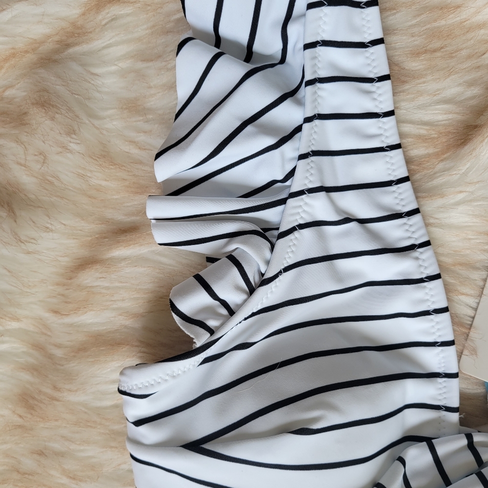 White & Black Ruffle One piece - Picture 3 of 6